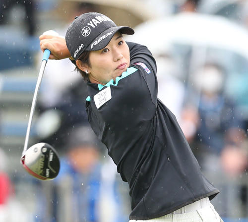 2日目　1番、植竹はティーショットを放つ（撮影・冨田成美）