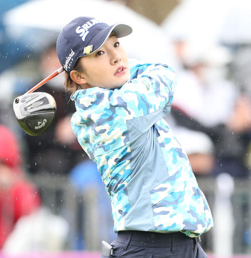 2日目　1番、岸部はティーショットを放つ（撮影・冨田成美）