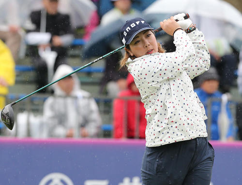 2日目　1番、大城はティーショットを放つ（撮影・冨田成美）