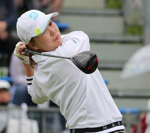 2日目　1番、福山はティーショットを放つ（撮影・冨田成美）