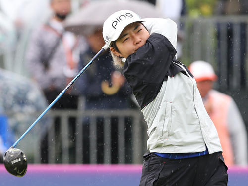 2日目　1番、宮沢はティーショットを放つ（撮影・冨田成美）