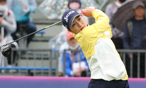 2日目　1番、橋添はティーショットを放つ（撮影・冨田成美）