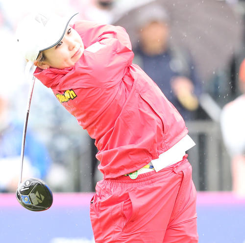 2日目　1番、桑木はティーショットを放つ（撮影・冨田成美）