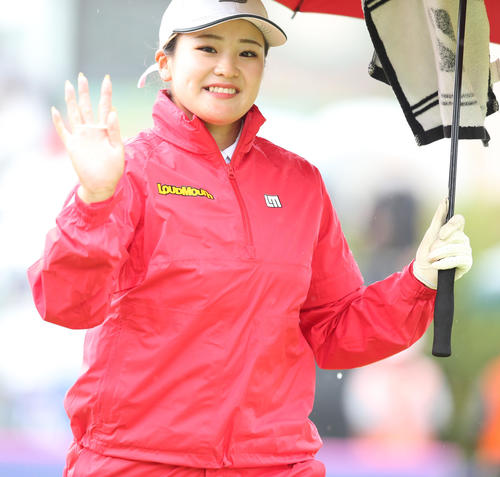 2日目　1番、桑木はティーショットを放ち笑顔で移動する（撮影・冨田成美）