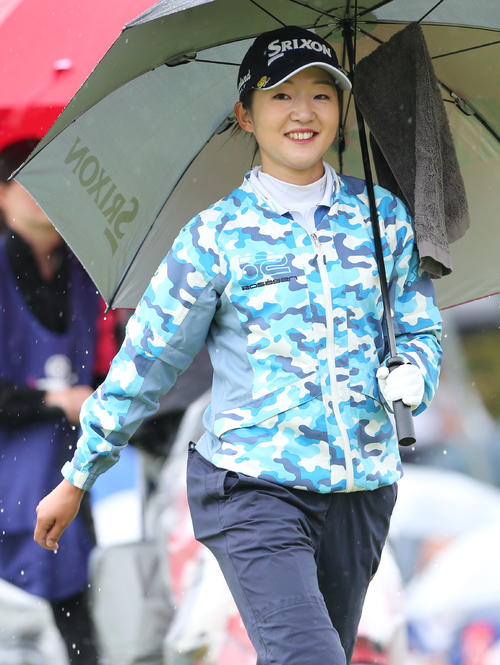 2日目　1番、岸部はティーショットを放ち笑顔で移動する（撮影・冨田成美）