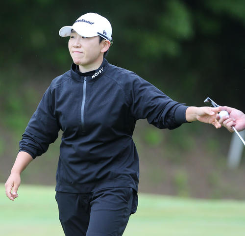 2日目　9番、申ジエは2打目を放ち笑顔を見せる（撮影・冨田成美）