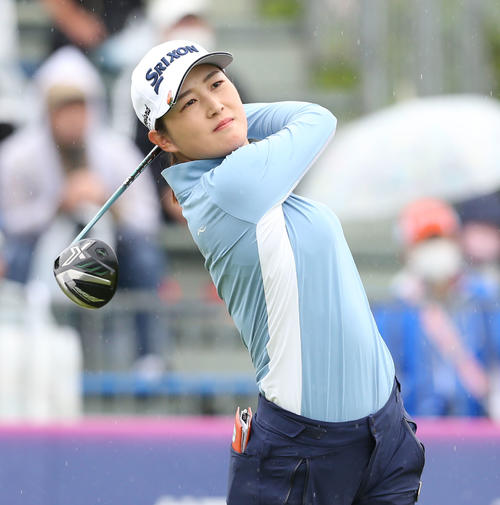2日目　1番、新海はティーショットを放つ（撮影・冨田成美）