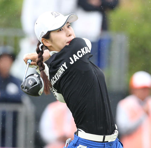 2日目　1番、鶴瀬はティーショットを放つ（撮影・冨田成美）