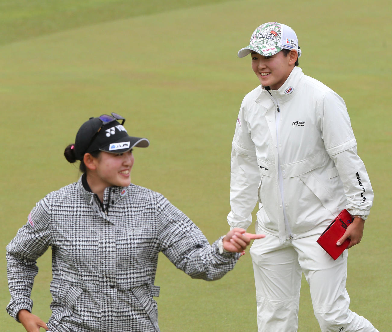 2日目　18番　同組でプレーし笑顔でホールアウトする岩井姉妹、右は姉の岩井明、左は妹の岩井千（撮影・冨田成美）