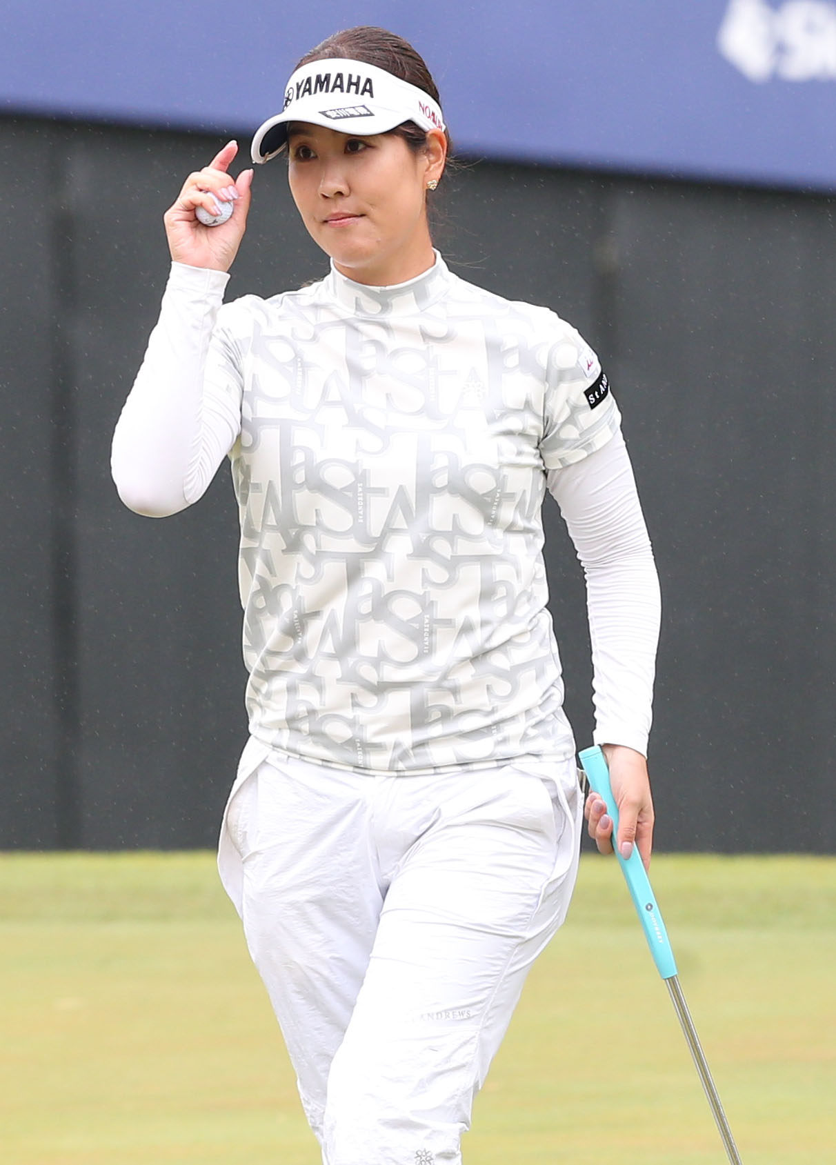 2日目　18番、ホールアウトしギャラリーに挨拶する福田（撮影・冨田成美）