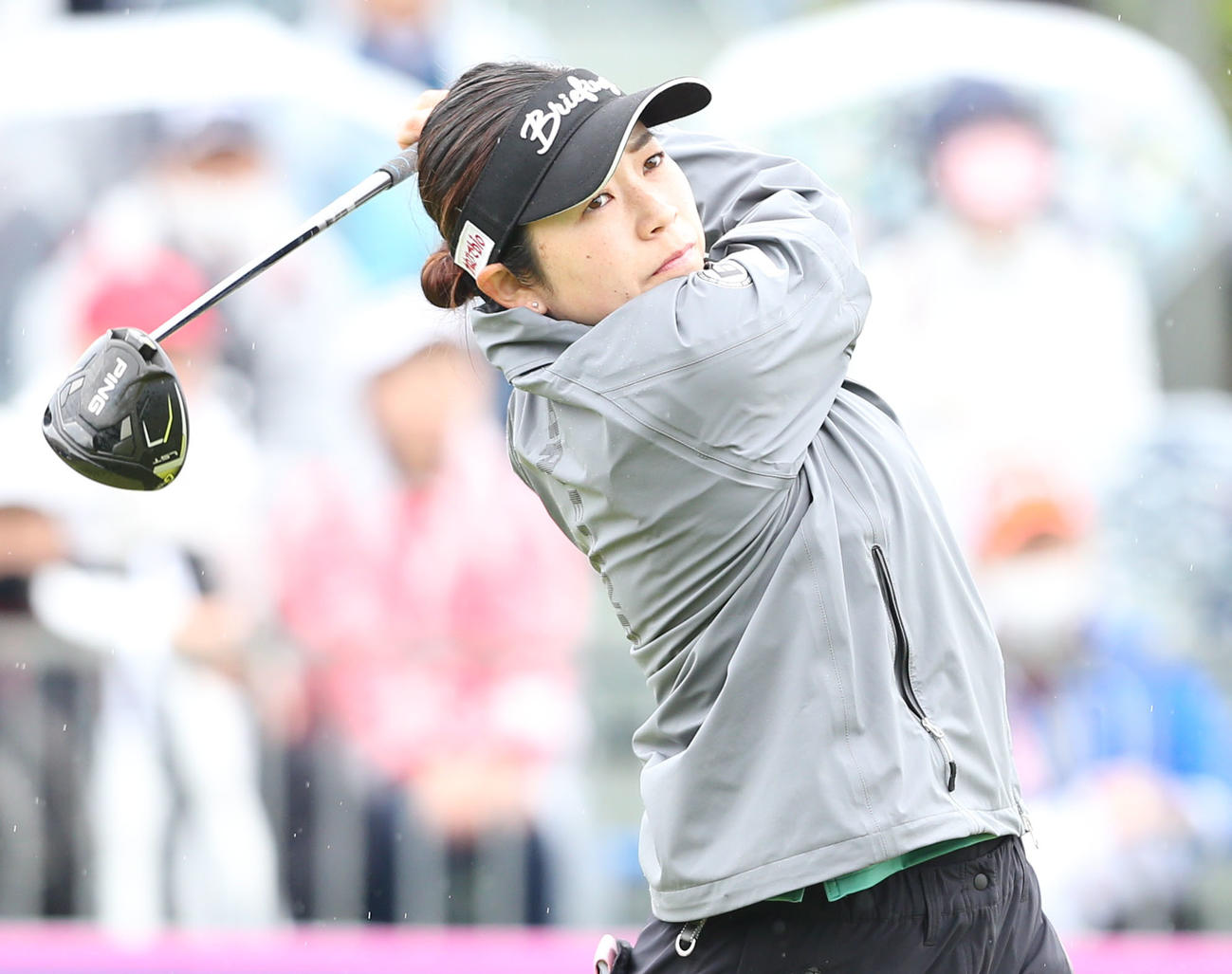 2日目　1番、仲宗はティーショットを放つ（撮影・冨田成美）