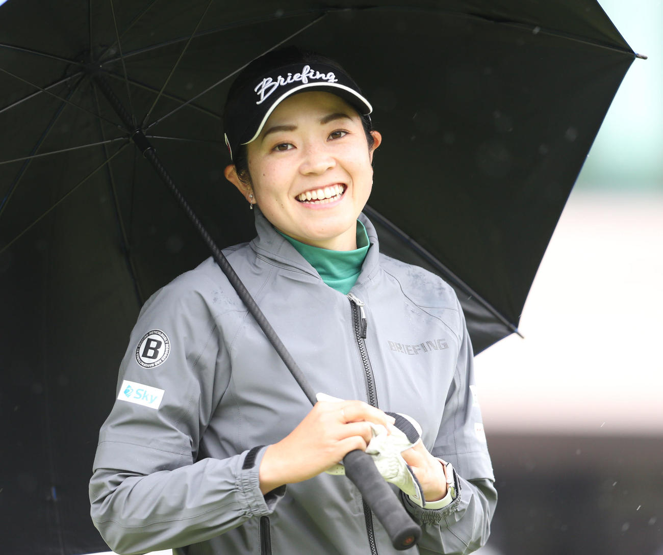 2日目　1番、ティーショットを放ち笑顔で移動する仲宗根（撮影・冨田成美）