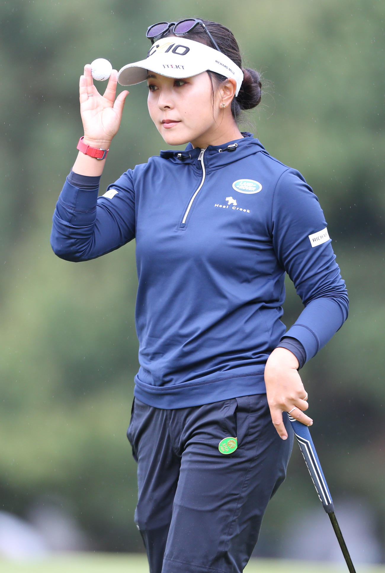 2日目　18番、ホールアウトしギャラリーに挨拶する青木（撮影・冨田成美）