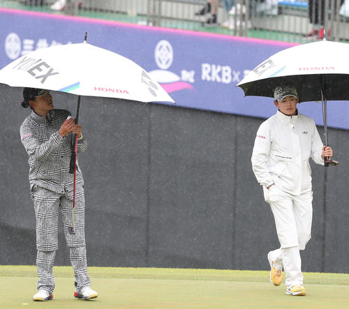 2日目　18番　同組でプレーする岩井姉妹、右は姉の岩井明、左は妹の岩井千（撮影・冨田成美）
