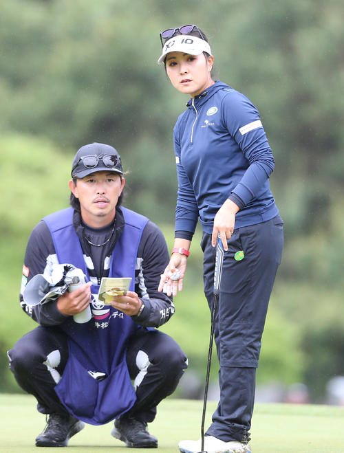 2日目　18番、キャディーとラインを確認する青木(右)（撮影・冨田成美）