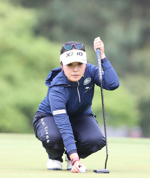 2日目　18番、ラインを確認する青木（撮影・冨田成美）