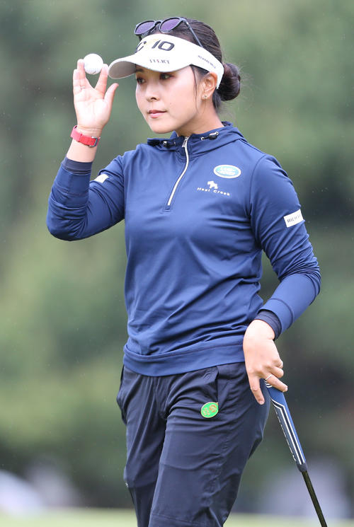 2日目　18番、ホールアウトしギャラリーに挨拶する青木（撮影・冨田成美）