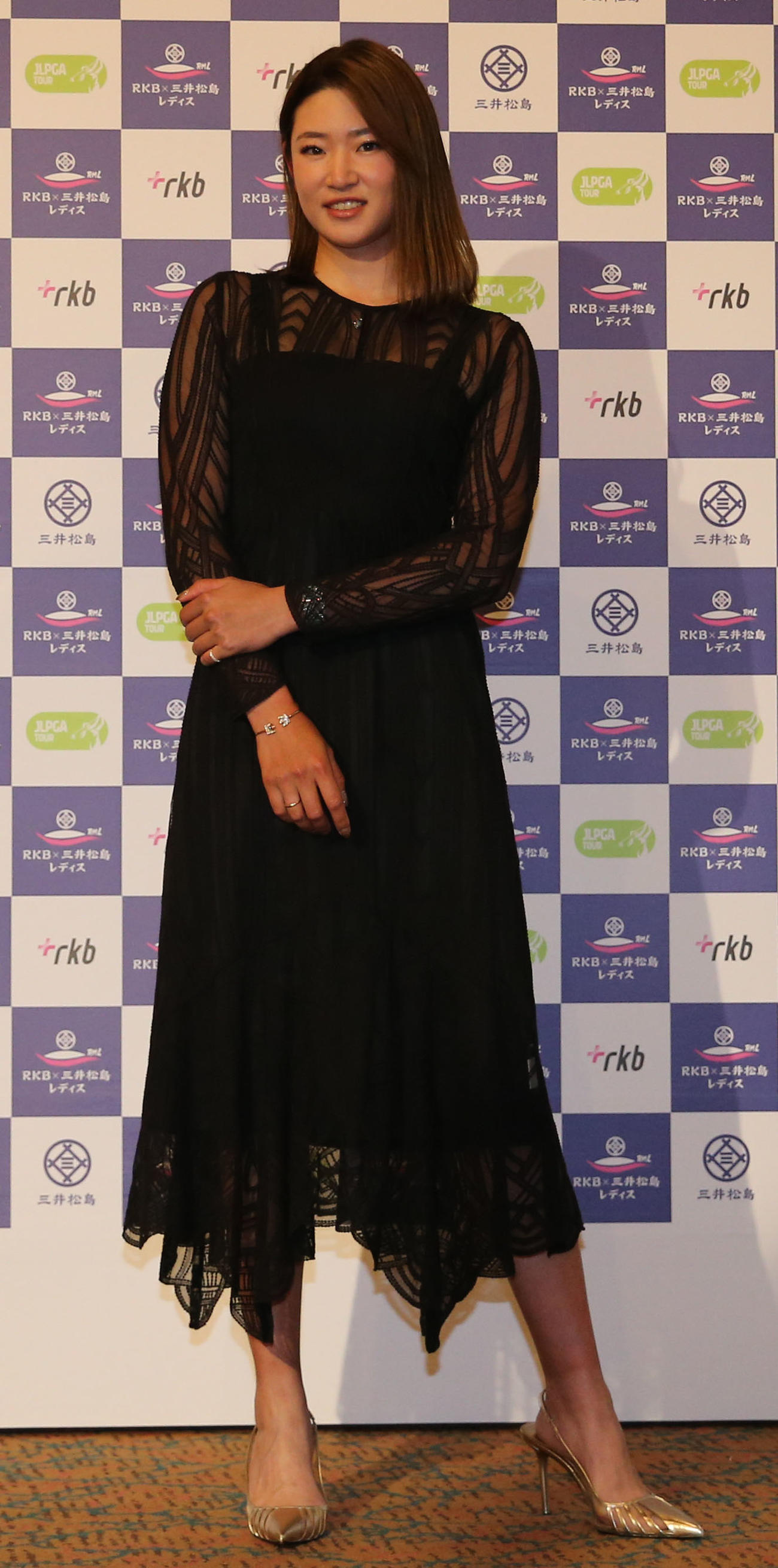 5月10日、ドレスアップして前夜祭に出席する原英莉花