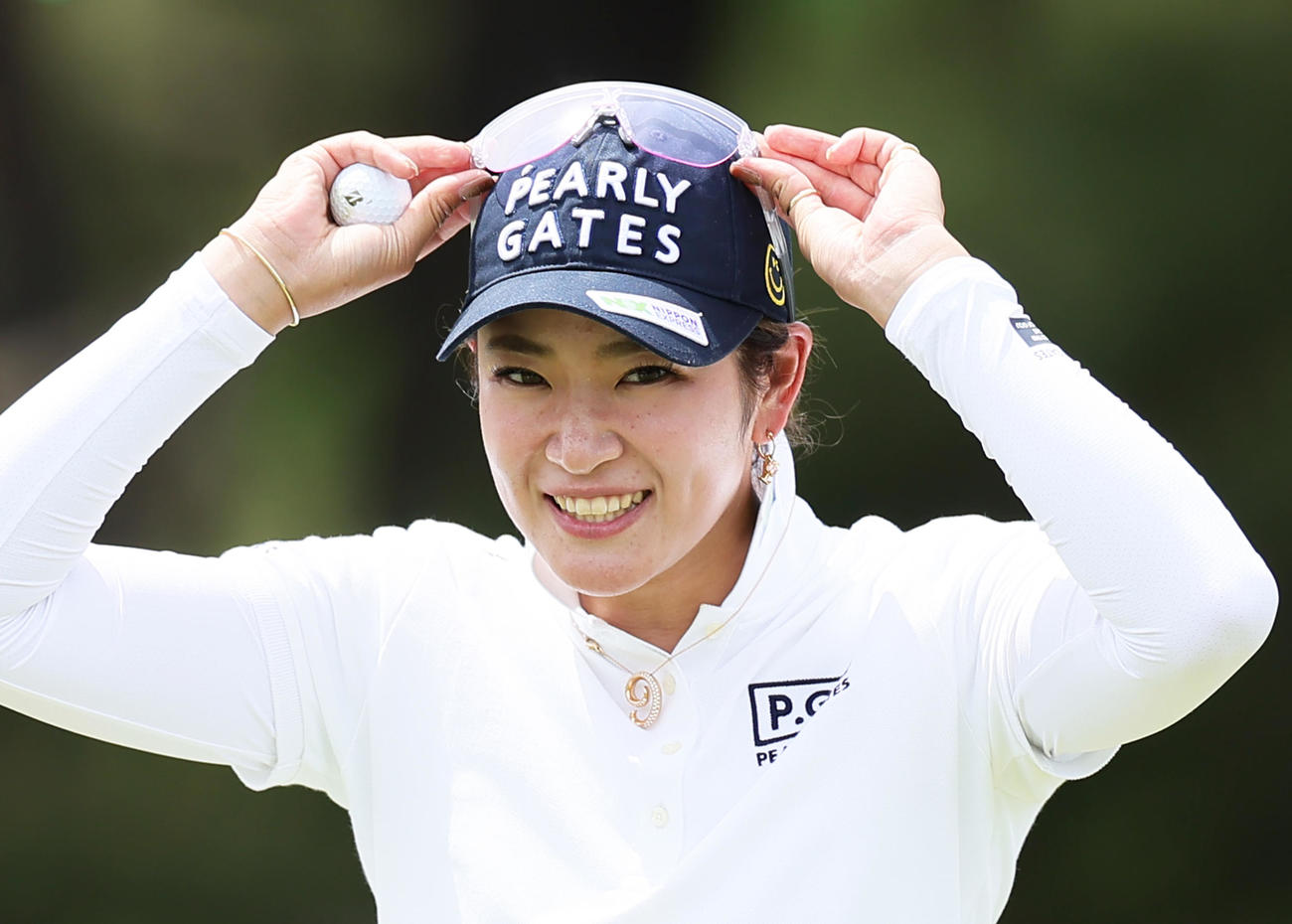 5月3日、プロアマ戦を終え、笑顔であいさつを交わす原