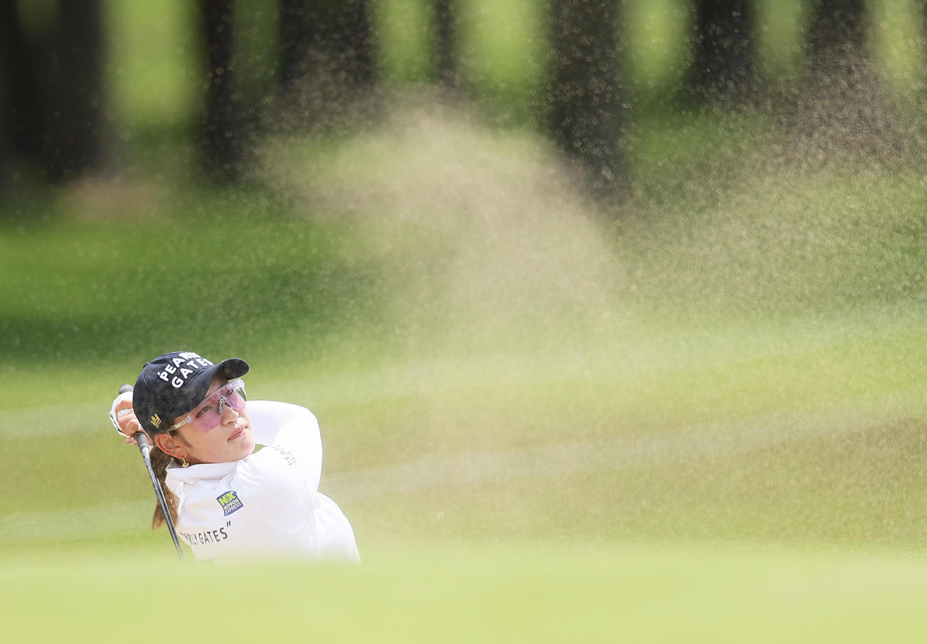 5月3日、プロアマ戦の9番、バンカーショットを放つ原