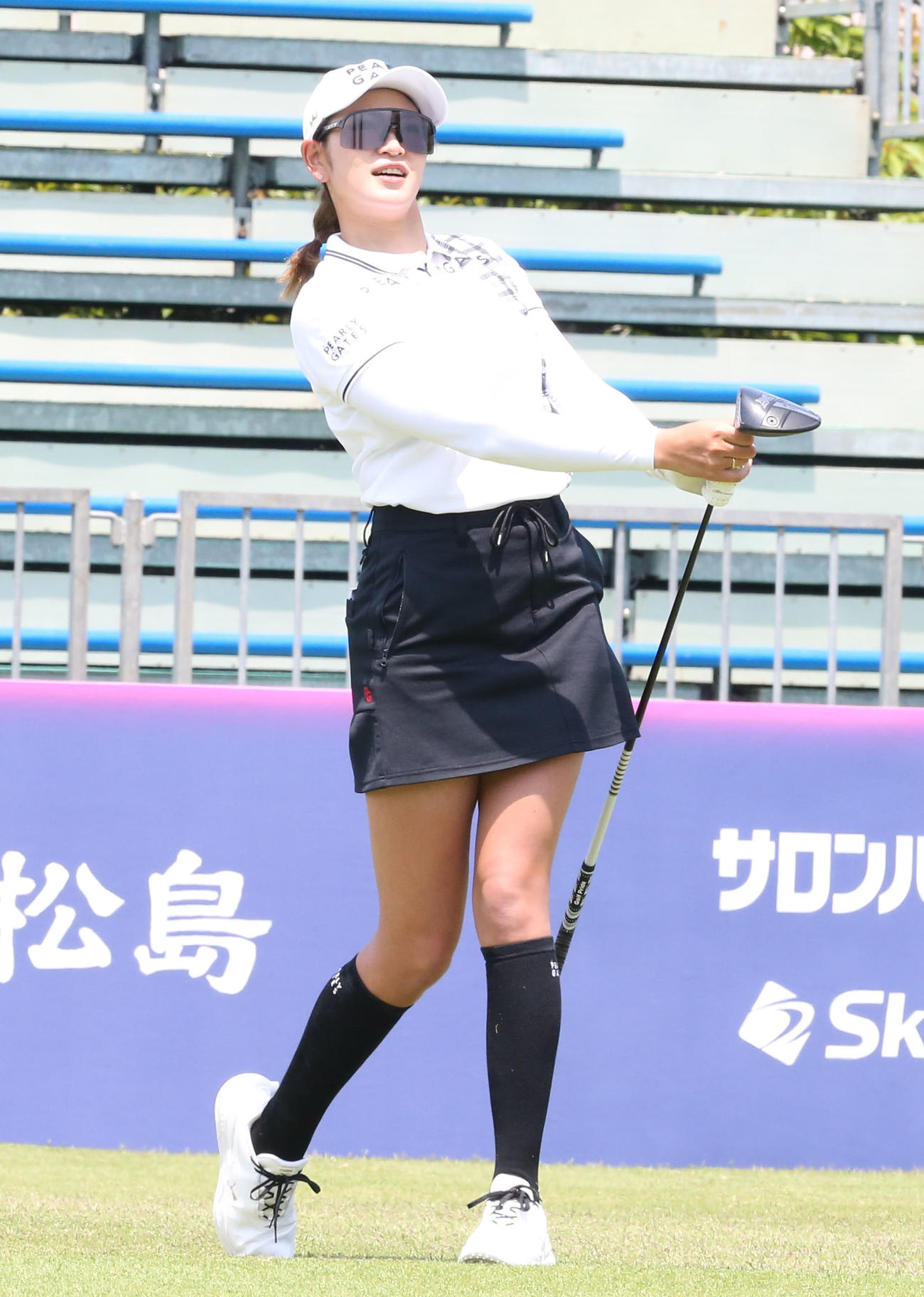 5月11日、プロアマ戦でティーショットを放つ原英莉花
