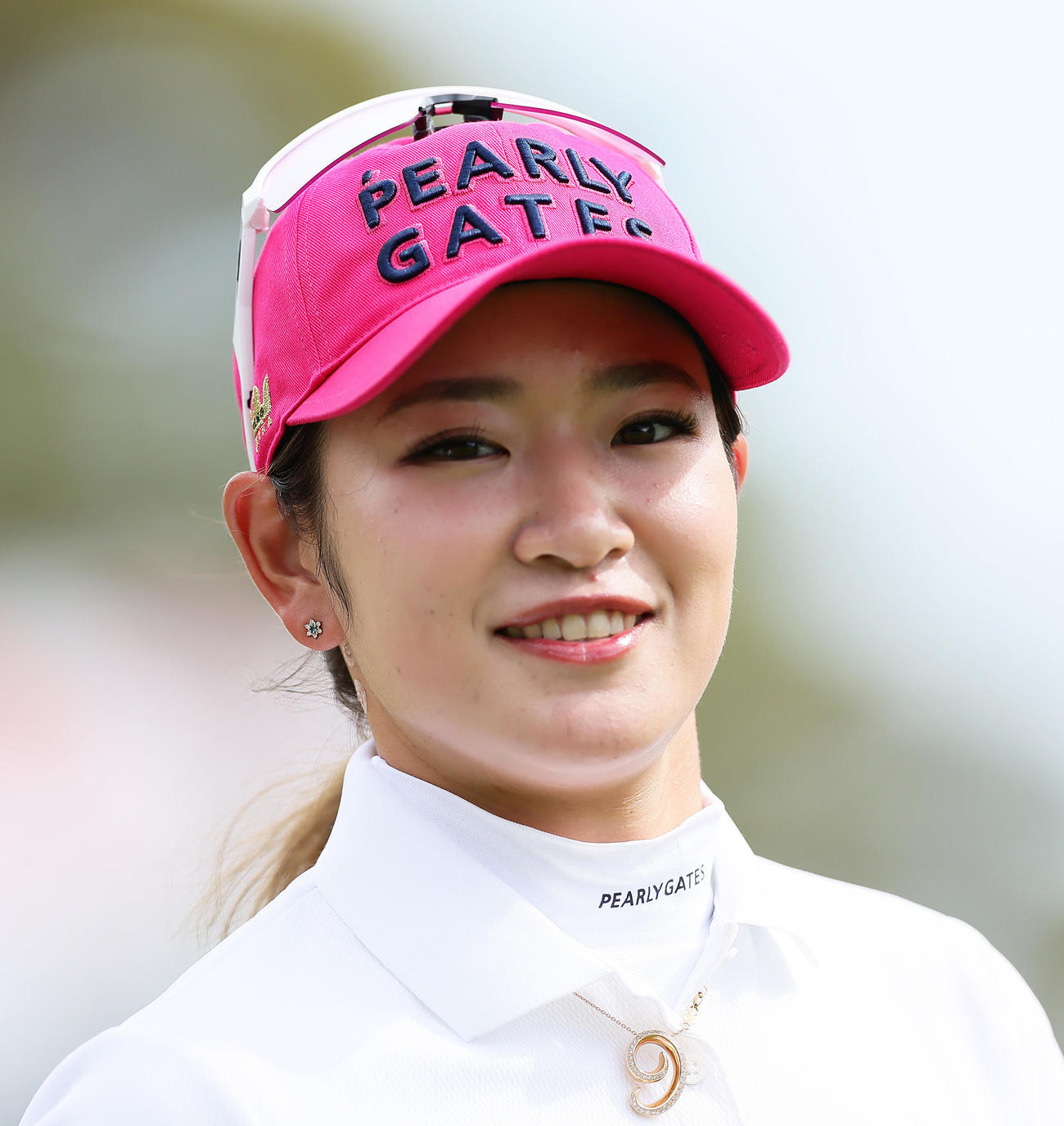 5月6日、笑顔で移動する原