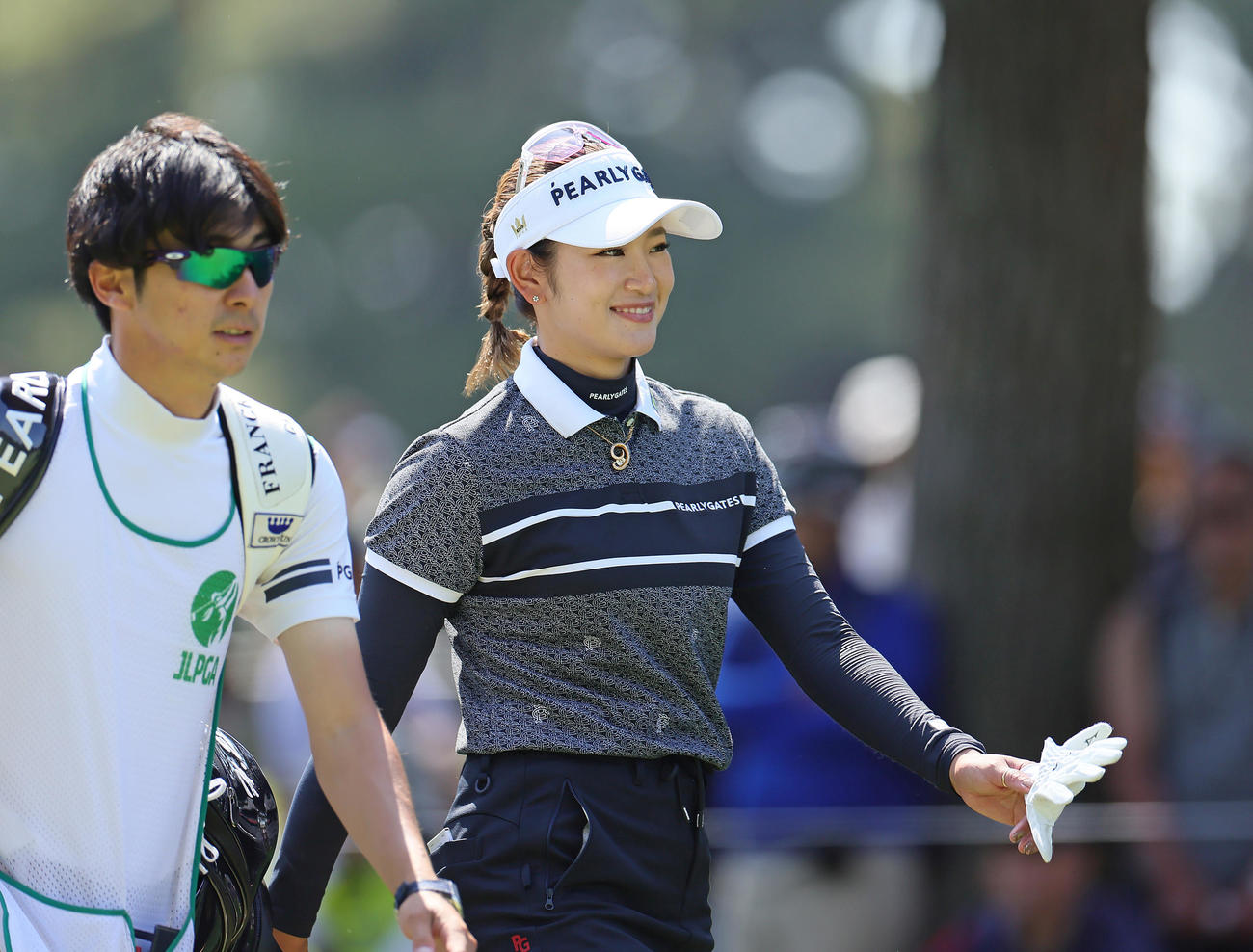 5月4日、笑顔で移動する原