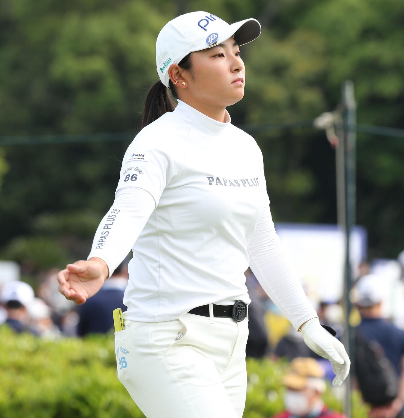 1番、平岡はティーショットを放ち移動する（撮影・冨田成美）