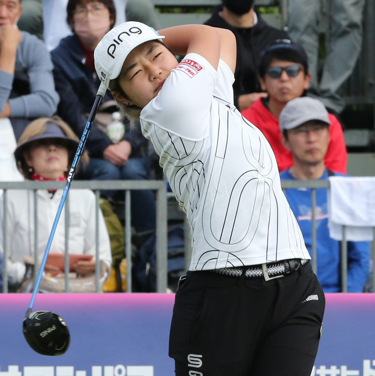 1番、宮沢はティーショットを放つ（撮影・冨田成美）