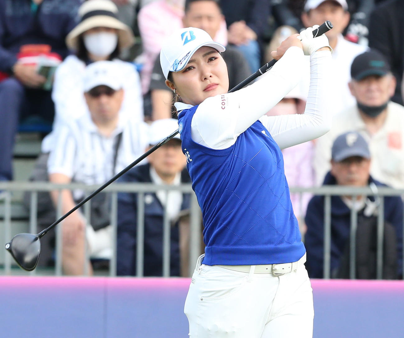 1番、高橋はティーショットを放つ（撮影・冨田成美）