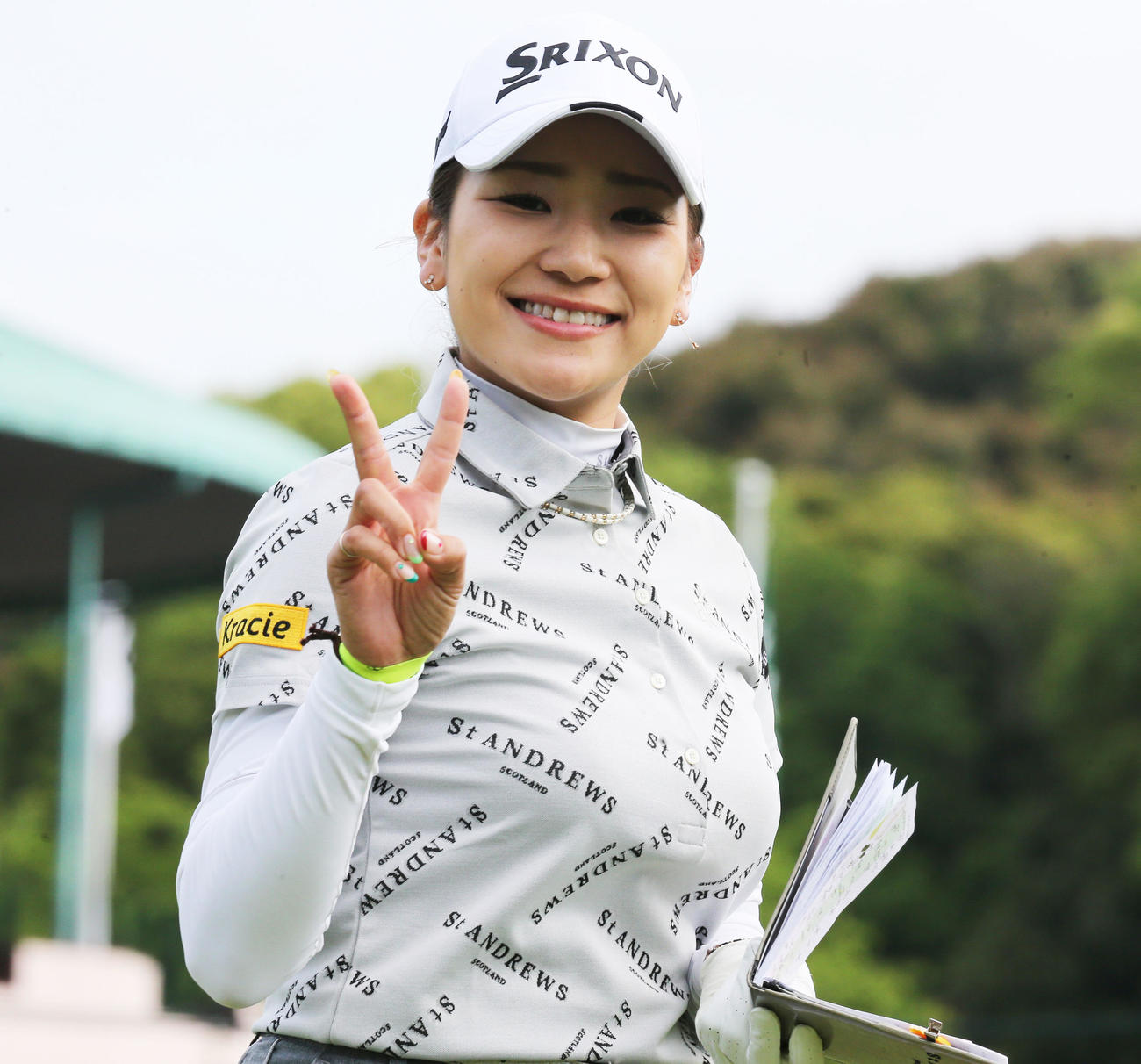 1番、安田はカメラにピースサインをする（撮影・冨田成美）