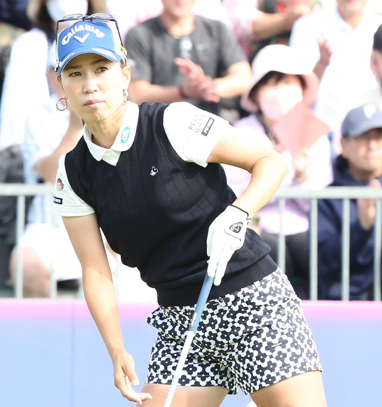 1番、上田はティーショットを放つ（撮影・冨田成美）