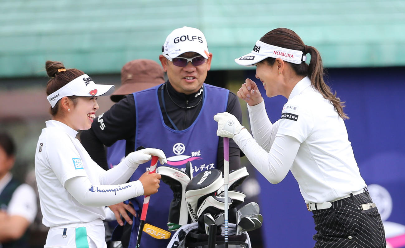 1番、談笑する山下美夢有(右)と福田真未（撮影・冨田成美）