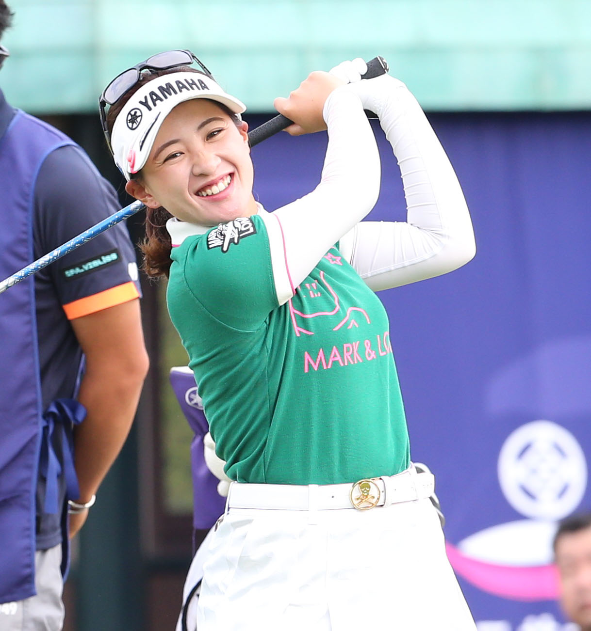 1番、笑顔で素振りする永井（撮影・冨田成美）