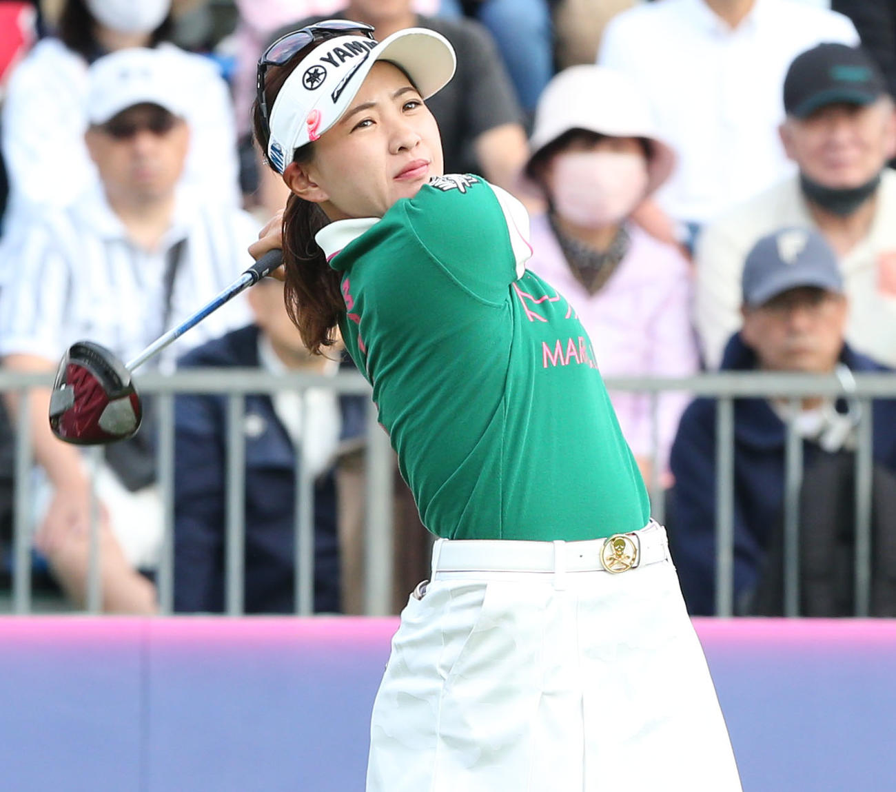 1番、永井はティーショットを放つ（撮影・冨田成美）