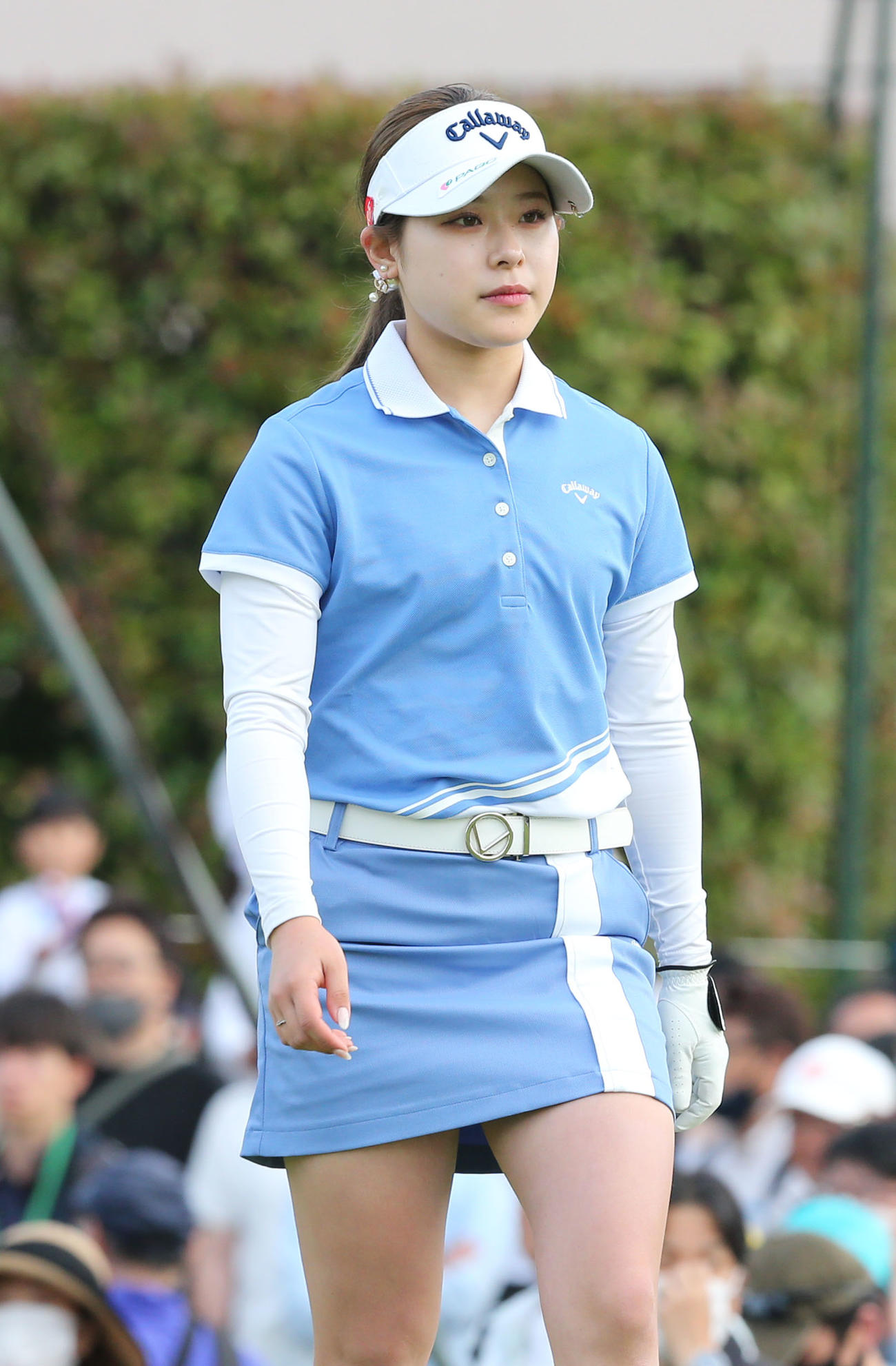 1番、ティーショットを放ち移動する吉田鈴（撮影・冨田成美）