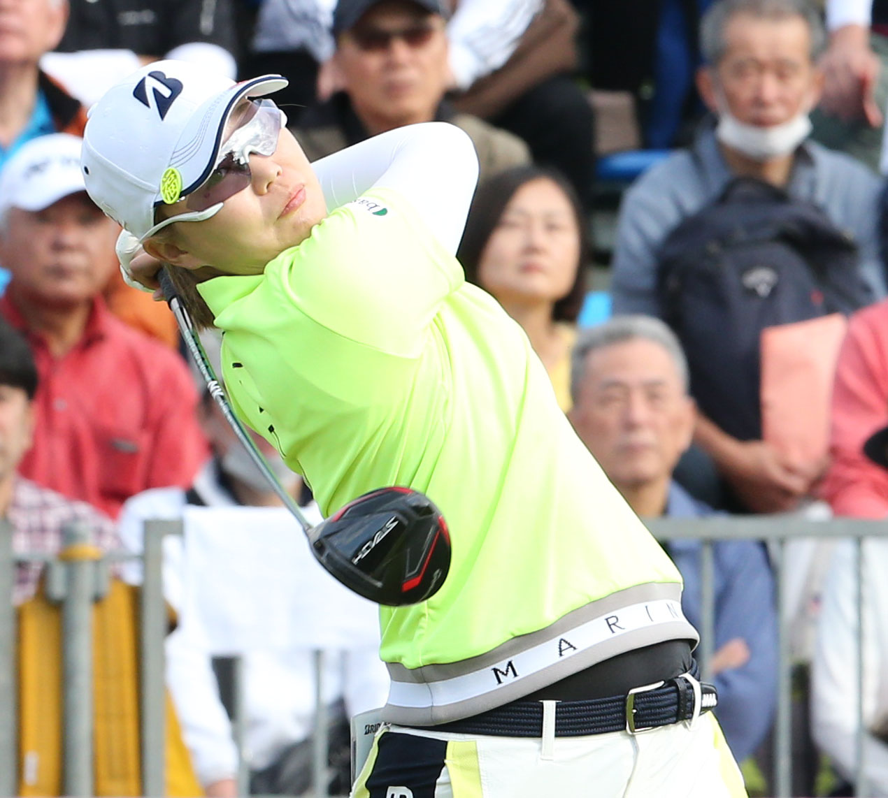1番、福山はティーショットを放つ（撮影・冨田成美）