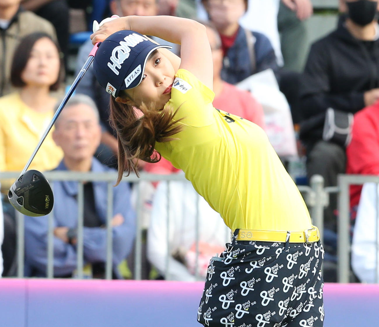1番、金沢はティーショットを放つ（撮影・冨田成美）