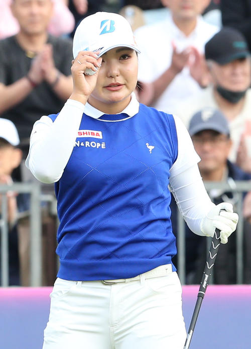 1番、ギャラリーに挨拶する高橋（撮影・冨田成美）