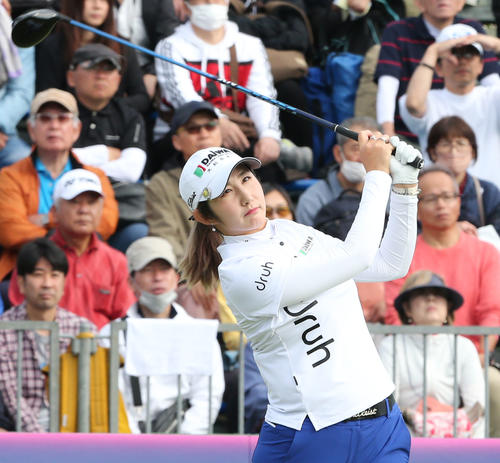 1番、ペ・ソンウはティーショットを放つ（撮影・冨田成美）