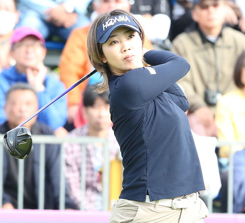 1番、葭葉はティーショットを放つ（撮影・冨田成美）