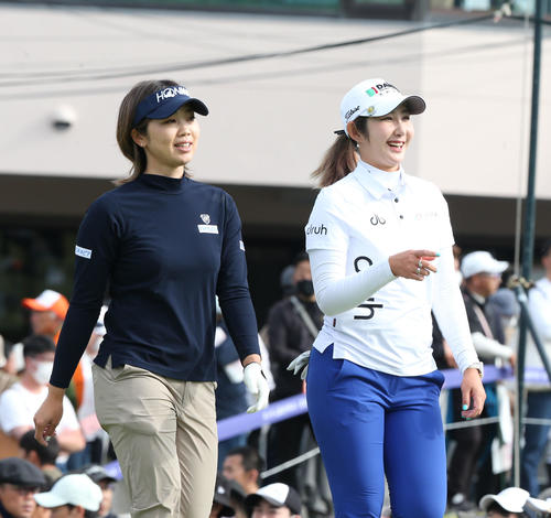 1番、談笑しながら移動するペ・ソンウ（右）と葭葉（撮影・冨田成美）