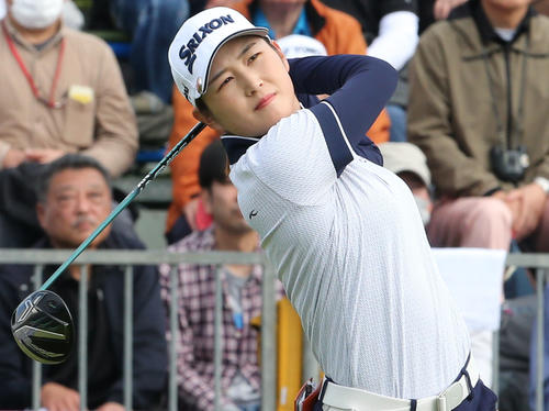 1番、新海はティーショットを放つ（撮影・冨田成美）