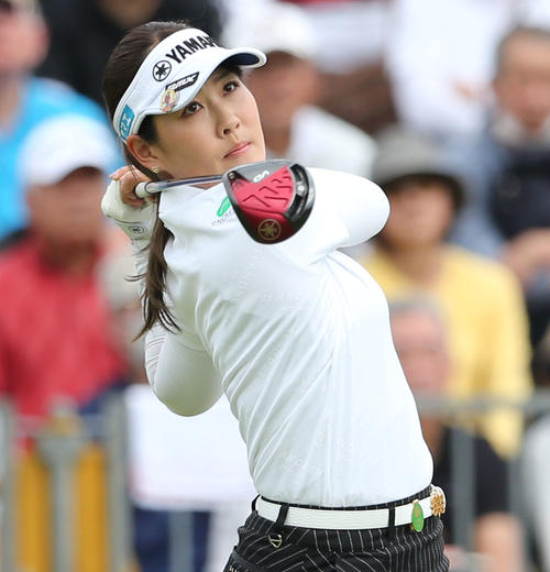 1番、福田はティーショットを放つ（撮影・冨田成美）