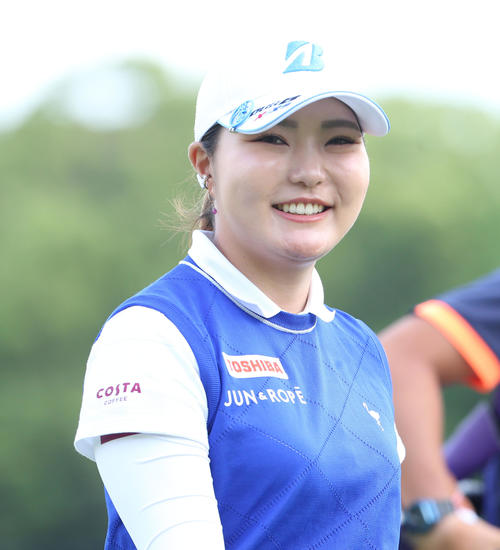 1番、高橋はティーショットを放ち笑顔で移動する（撮影・冨田成美）