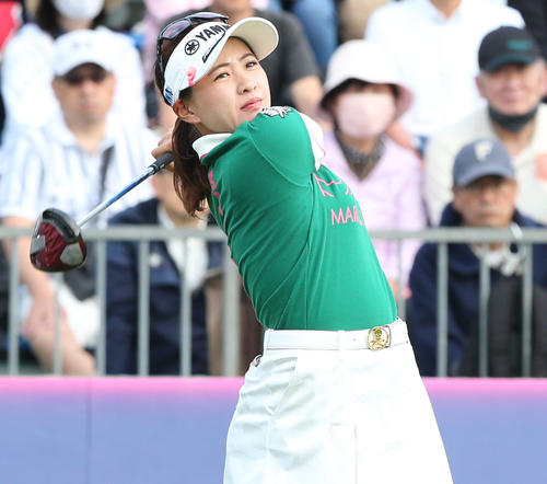 1番、永井はティーショットを放つ（撮影・冨田成美）