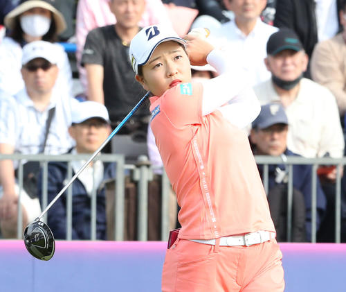 1番、佐藤はティーショットを放つ（撮影・冨田成美）