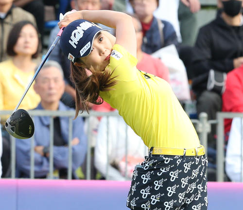 1番、金沢はティーショットを放つ（撮影・冨田成美）
