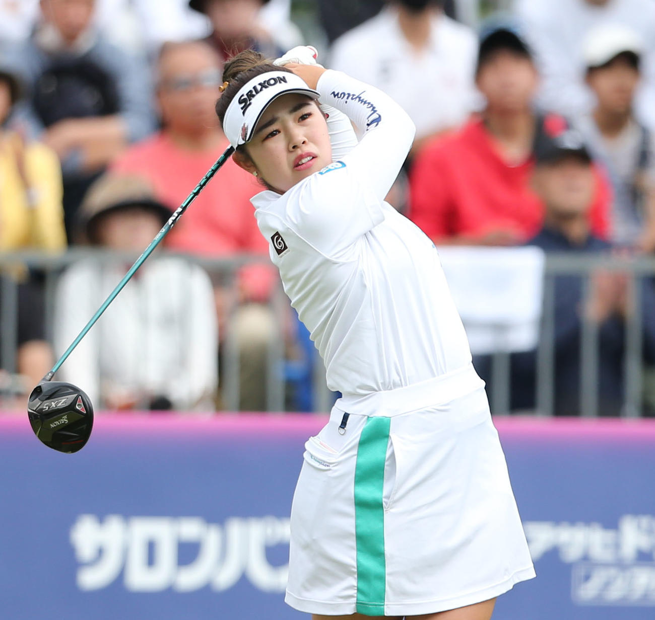 1番、山下はティーショットを放つ（撮影・冨田成美）