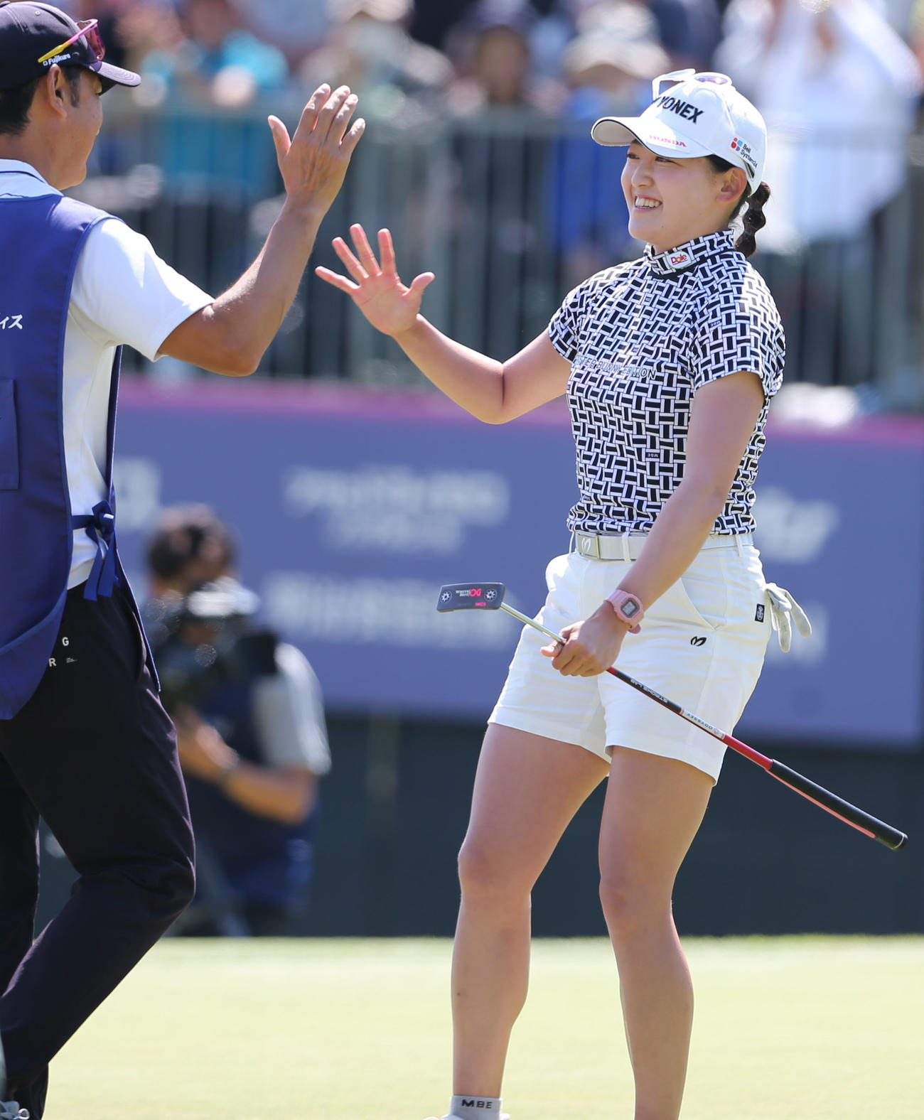 最終日　優勝した岩井千はキャディーと笑顔でタッチを交わす（撮影・冨田成美）